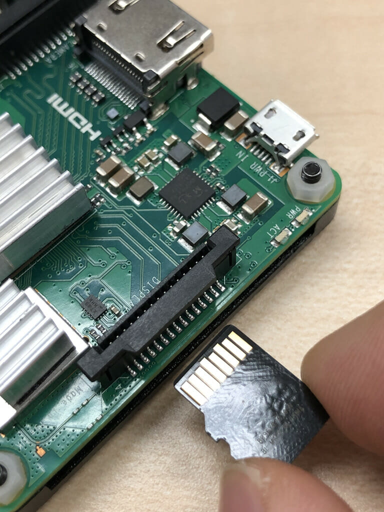 Raspberry Pi microSDカード挿入